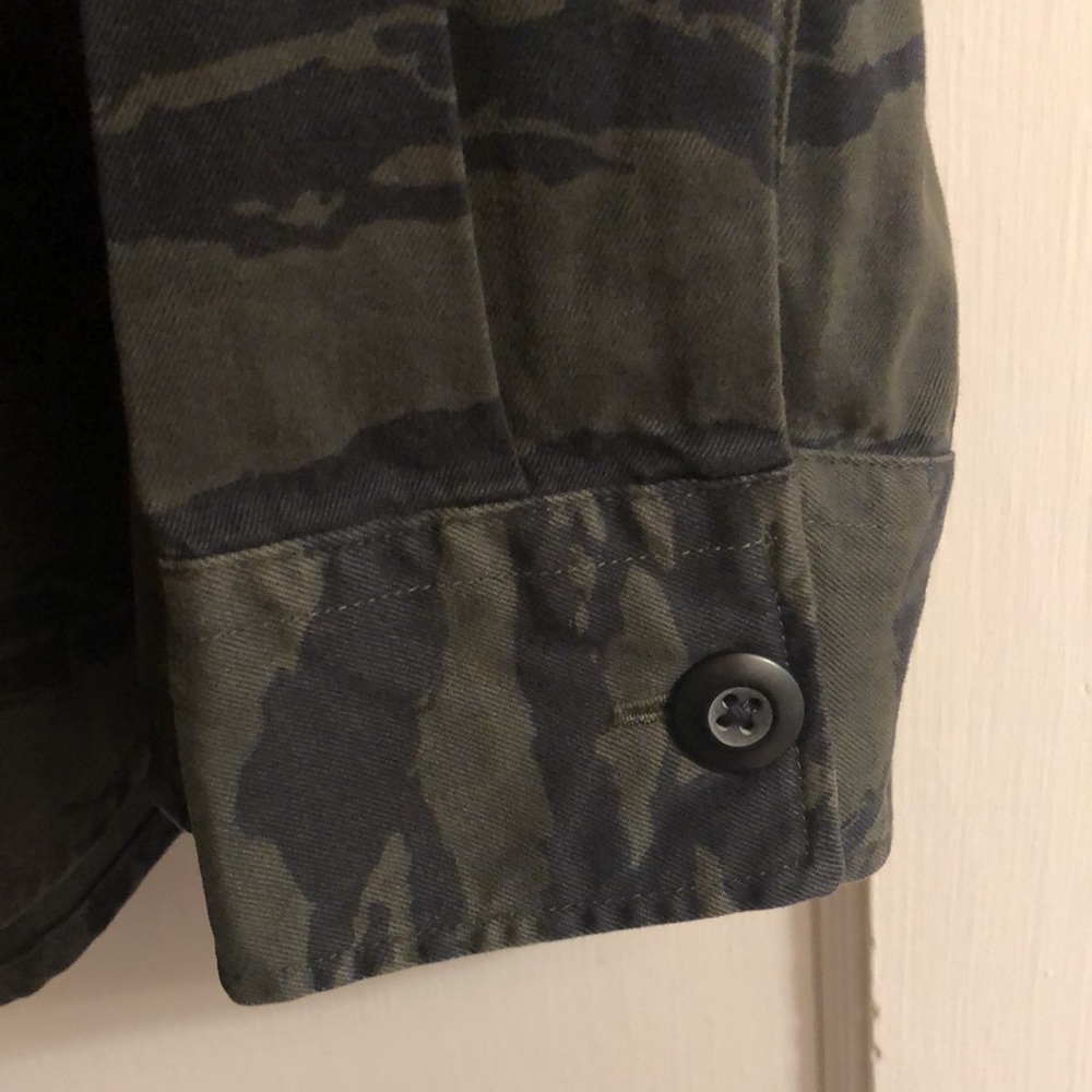 American Eagle Long Sleeve Button Down Camo Shirt - image 4